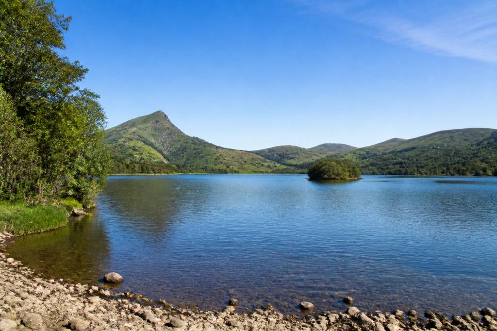 Cantal lac : que voir et que faire autour des plus beaux lacs du Cantal